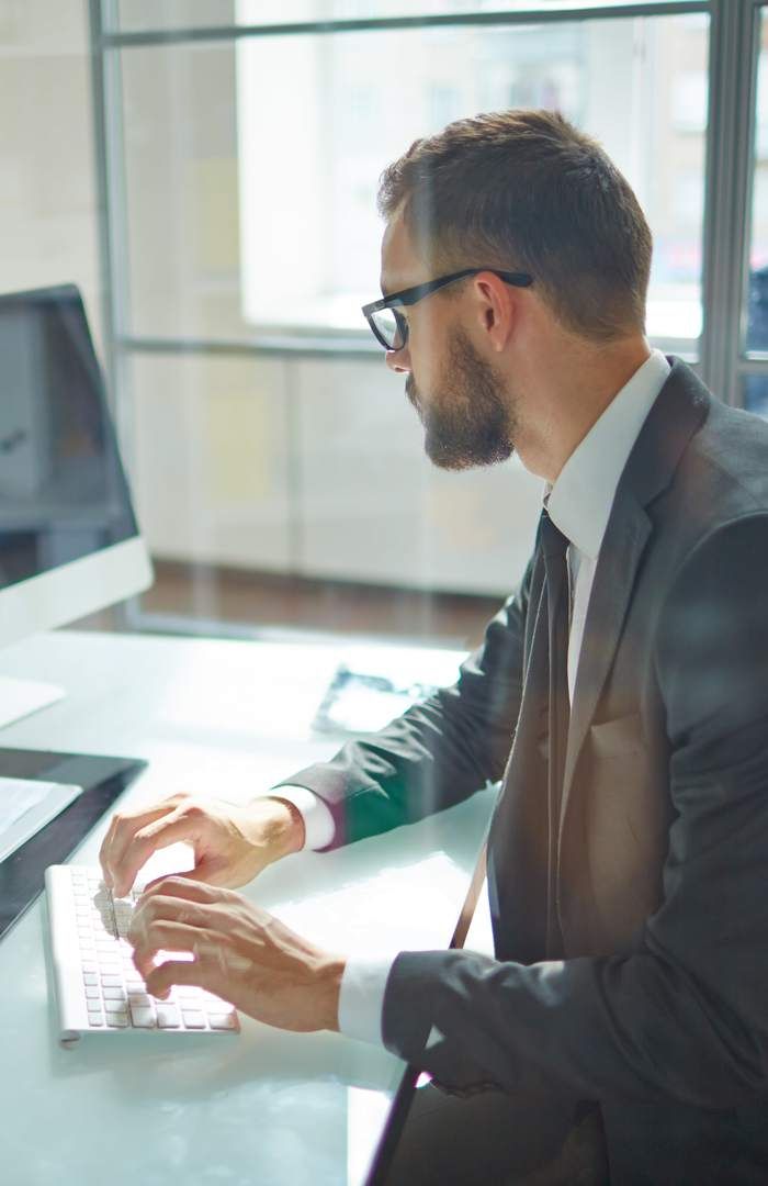 HVA ER FORSKJELLEN PÅ REVISOR OG REGNSKAPSFØRER?